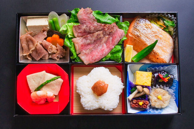 小手指しみず-白飯「奏（かなで）」すき焼き、ステーキ、鮭、高野豆腐6マス弁当