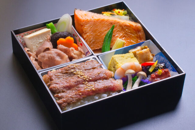 小手指しみず-牛すき焼き、牛焼肉、鮭ハラス松花堂