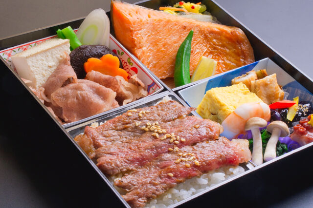 小手指しみず-牛すき焼き、牛焼肉、鮭ハラス松花堂