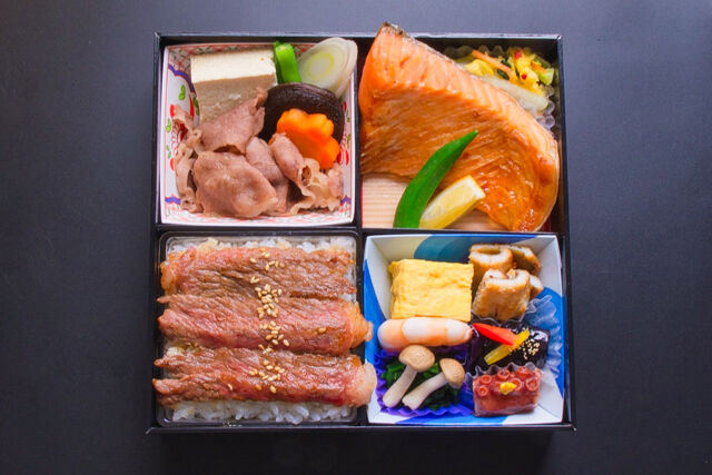 小手指しみず-牛すき焼き、牛焼肉、鮭ハラス松花堂