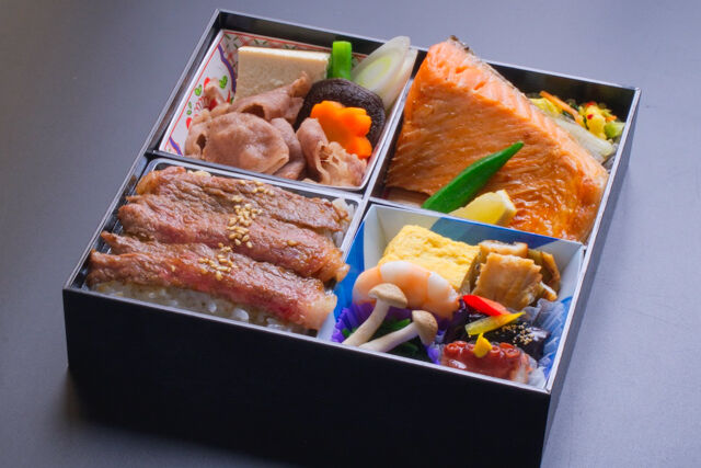 小手指しみず-牛すき焼き、牛焼肉、鮭ハラス松花堂