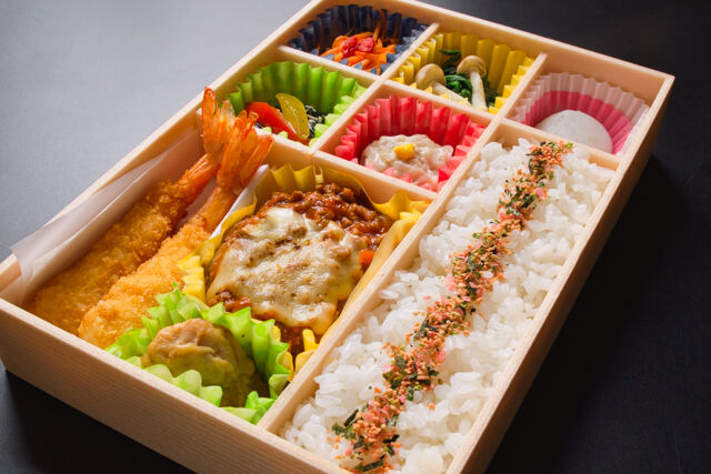 小手指しみず-炙りチーズハンバーグとエビフライ2本カラフル弁当