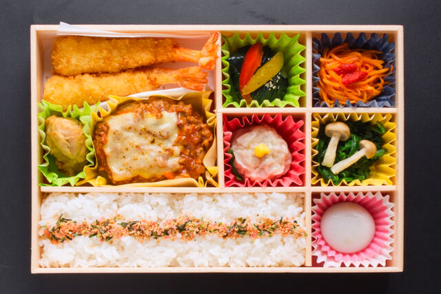 小手指しみず-炙りチーズハンバーグとエビフライ2本カラフル弁当