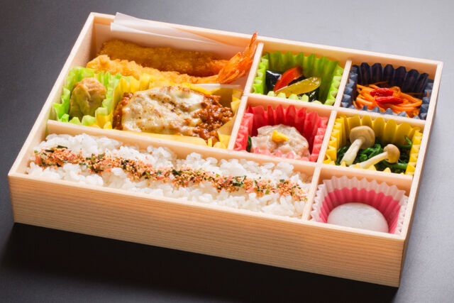 小手指しみず-炙りチーズハンバーグとエビフライ2本カラフル弁当
