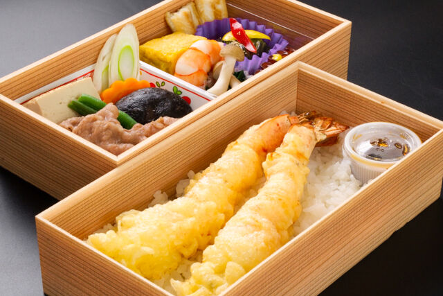 小手指しみず-大きな海老天と牛すき焼き二段重