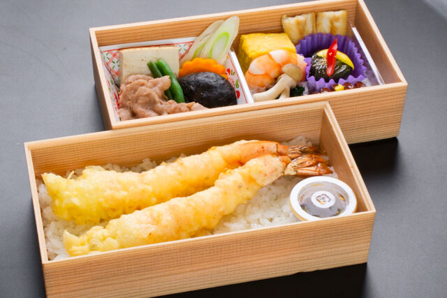 小手指しみず-大きな海老天と牛すき焼き二段重