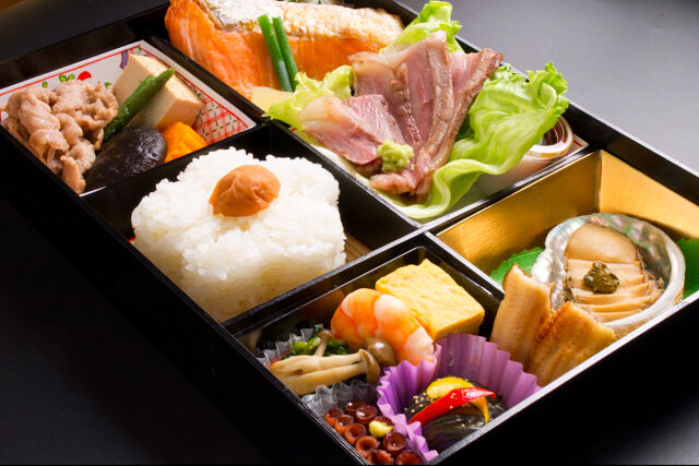 小手指しみず-牛すき焼き、ステーキ、鮑の6マス鹿鳴（ろくめい）弁当