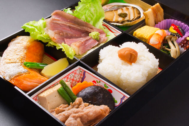 小手指しみず-牛すき焼き、ステーキ、鮑の6マス鹿鳴（ろくめい）弁当
