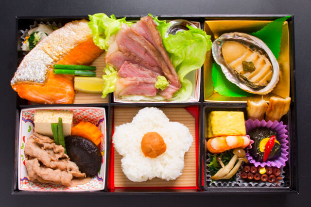 小手指しみず-牛すき焼き、ステーキ、鮑の6マス鹿鳴（ろくめい）弁当