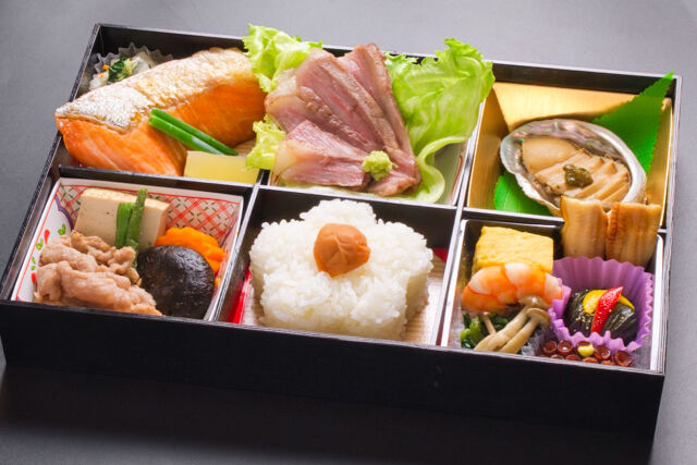 牛すき焼き、ステーキ、鮑の6マス鹿鳴（ろくめい）弁当