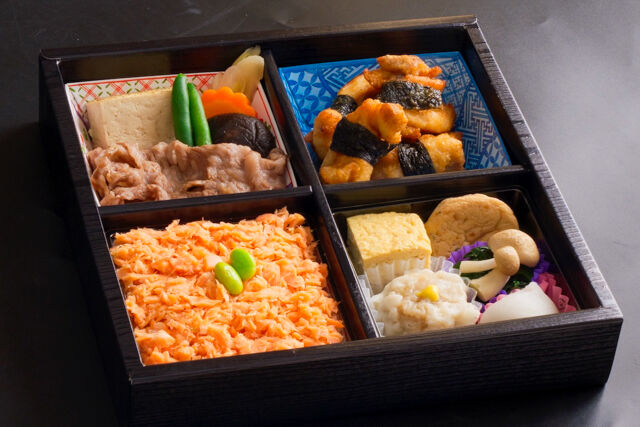 小手指しみず-唐揚げと牛すき焼き、鮭ほぐしご飯の松花堂
