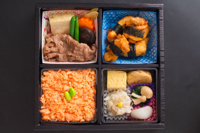 小手指しみず-唐揚げと牛すき焼き、鮭ほぐしご飯の松花堂