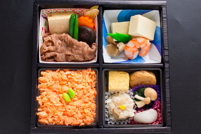 小手指しみず-高野豆腐と牛すき焼き、鮭ほぐしご飯の松花堂