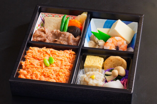 高野豆腐と牛すき焼き、鮭ほぐしご飯の松花堂