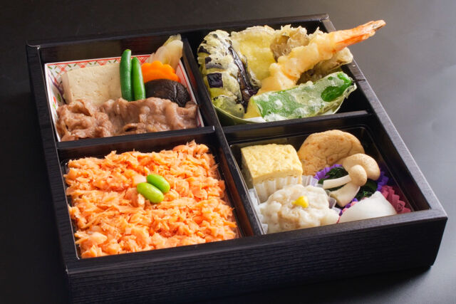 小手指しみず-天ぷらと牛すき焼き、鮭ほぐしご飯の松花堂