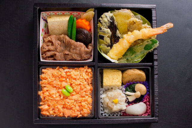 小手指しみず-天ぷらと牛すき焼き、鮭ほぐしご飯の松花堂