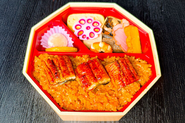 八角うな丼弁当（上）