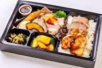 肉割烹 神楽ーkaguraー-牛ステーキとグリルチキンご飯（海老フライ添え）弁当