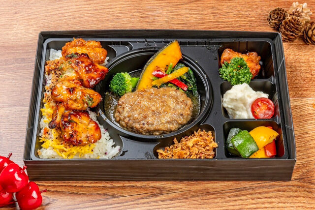 鶏肉のグリルとハンバーグのカラフル弁当