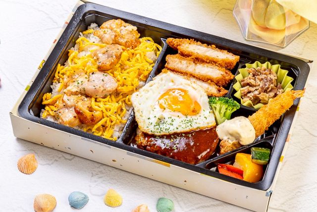 自家製デミグラスハンバーグと三元豚と海老フライのデラックス弁当