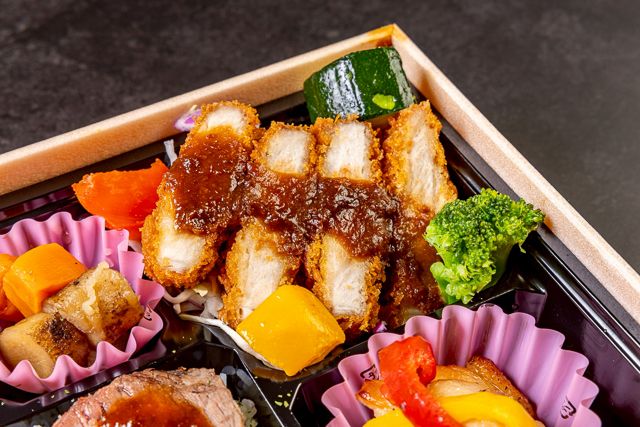 肉割烹 神楽ーkaguraー-牛ステーキと味噌カツとグリルチキン弁当
