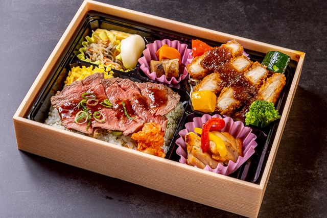 牛ステーキと味噌カツとグリルチキン弁当