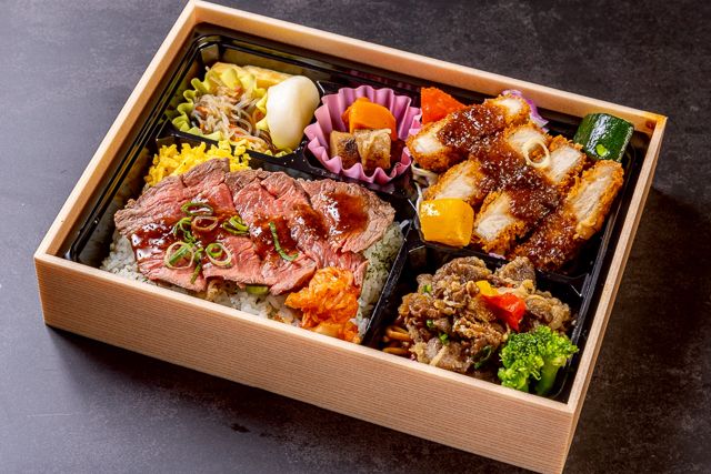 牛ステーキと味噌カツとプルコギ弁当