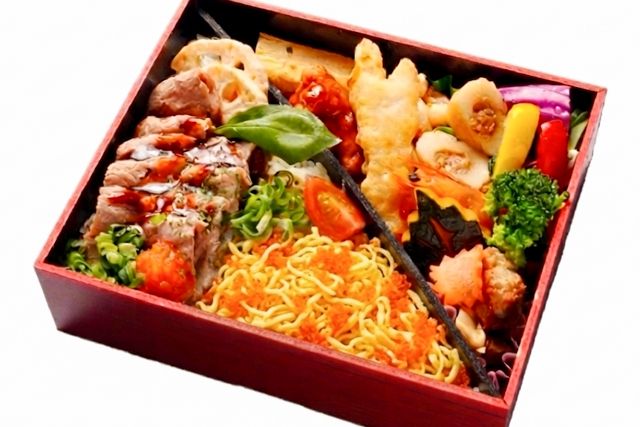 瀬戸内ダイニング 彩-とびっことローストビーフの2色丼弁当