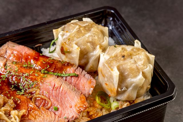 肉処 華や-黒豚シュウマイと炙りローストビーフのごちそう弁当