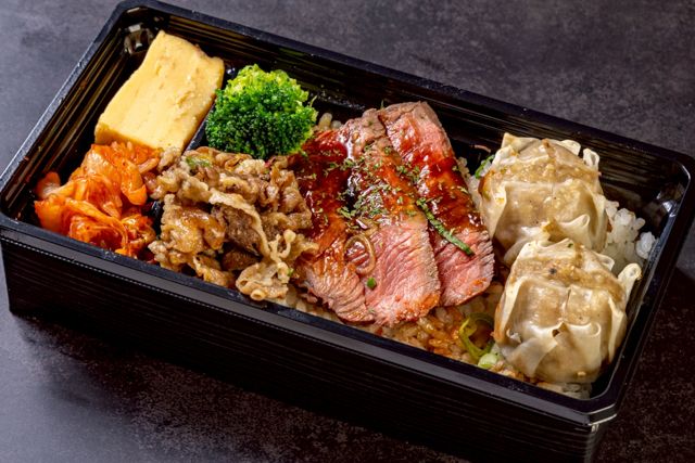 黒豚シュウマイと炙りローストビーフのごちそう弁当