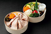 鉄板焼 蘭麻 町田店-【彩り温野菜のわっぱ二段弁当】 やわらかローストポークの香り柚子胡椒焼わっぱ弁当