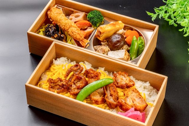 岡山名物・鶏めしとすき焼きと海老フライ弁当