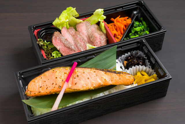 高級ステーキ弁当 あおい亭-極上銀鮭の西京焼きと国産F1牛ランプステーキの2段重