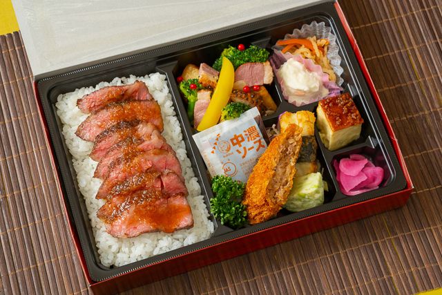 飛騨牛ステーキ彩り弁当 ～飛騨牛入りメンチカツ～の商品写真