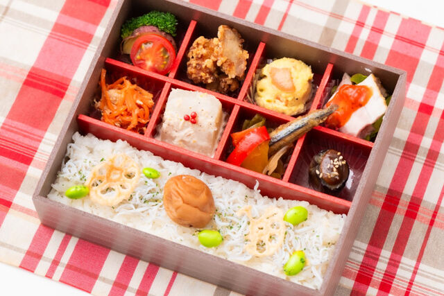 洋食屋 花きゃべつ-地元応援！大洗産しらすと水戸の偕楽梅干の8品目お重弁当