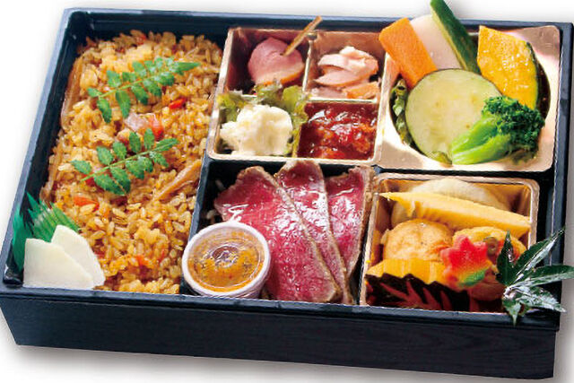 季節の炊き込みご飯と和風ステーキ御膳
