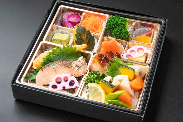 肉と野菜の海苔弁当（鮭の塩こうじ焼）