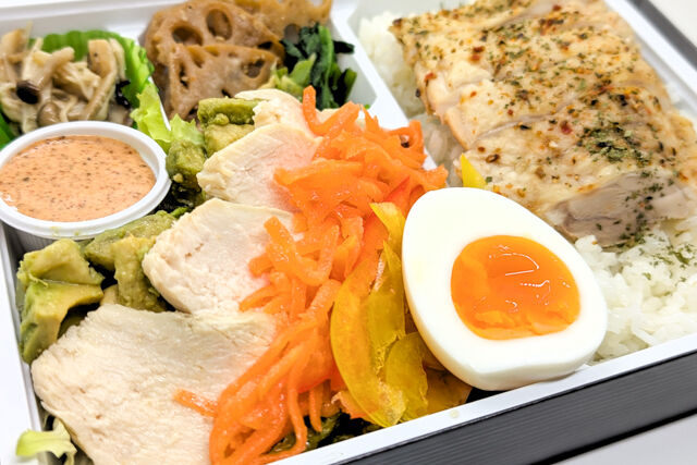 弁当工房びお-国産若鶏スパイス焼きとコブサラダ