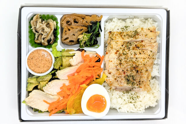 弁当工房びお-国産若鶏スパイス焼きとコブサラダ