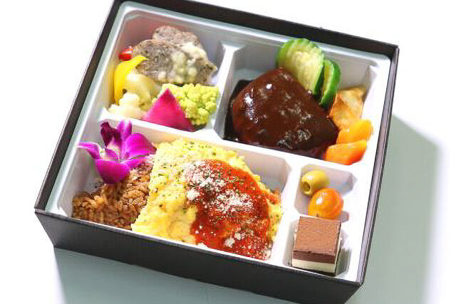 特選牛煮込みハンバーグと特製オムライス弁当