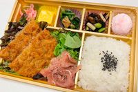 ペレニアルロックガーデン春子谷地 cafe ミルクの里-牛たんメンチカツ弁当