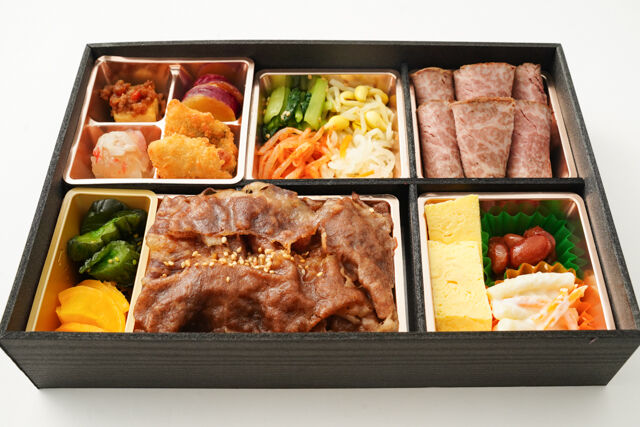 炭火焼肉 双天（北新地 よしもと）-黒毛和牛焼肉重＆霜降りローストビーフ弁当ー4種の副菜ー