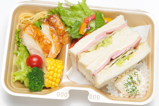 【熨斗対応可】ハムチーズサンド＆グリルチキン・季節の8種サラダ