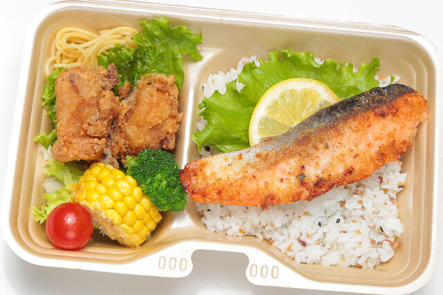 【熨斗対応可】鮭のムニエル＆唐揚げ・季節の8種サラダ
