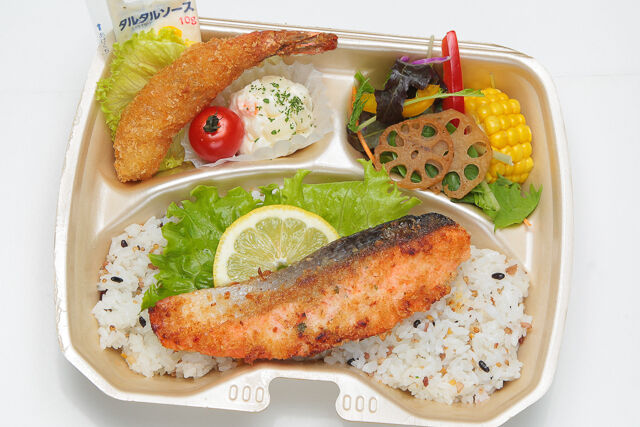 【熨斗対応可】鮭のムニエル＆天然エビフライ・季節の8種サラダ