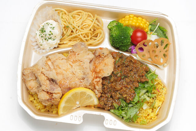 【熨斗対応可】キーマカレー＆チキンカツ・季節の8種サラダ