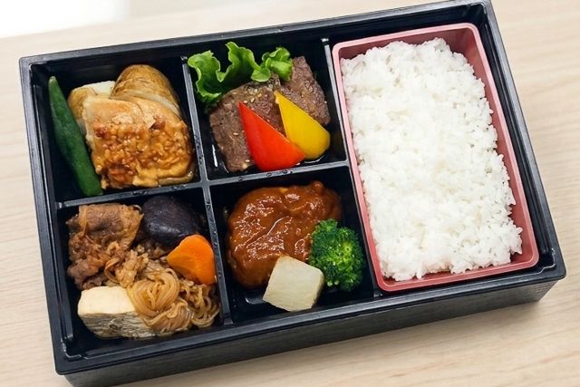 肉三昧御膳（牛ステーキ・すき焼き・ハンバーグ・チキングリル）