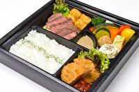 Trattori＠ 寿々゛喜-【温まる】熟成牛肉の贅沢ステーキとビーフコロッケ弁当