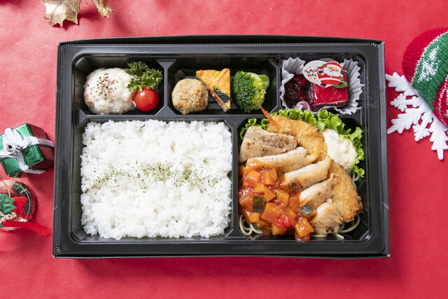Trattori＠ 寿々゛喜-【クリスマス限定】若鶏のロースト ラタトゥイユソース エビフライ添え弁当