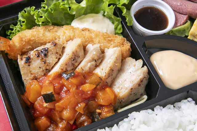 Trattori＠ 寿々゛喜-【クリスマス限定】ローストビーフと若鶏のロースト エビフライ添え弁当